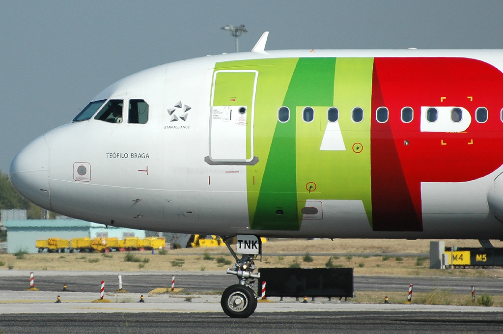 CS-TNK · Airbus A320-214 · (LIS / LPPT)