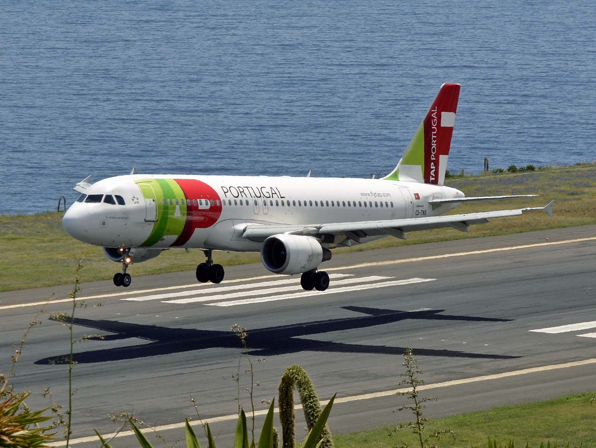 CS-TNS · Airbus A320-214 · (FNC / LPMA)