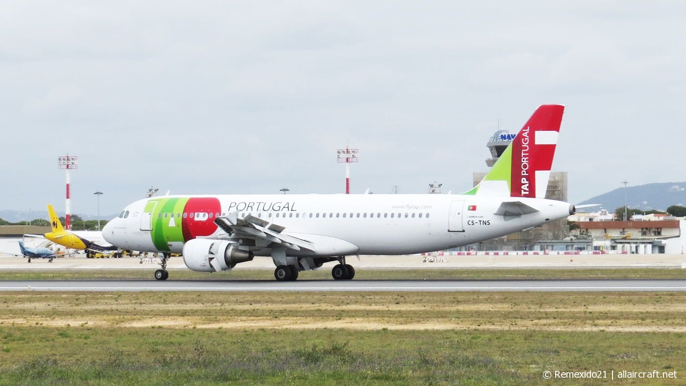 CS-TNS · Airbus A320-214 · (FAO / LPFR)