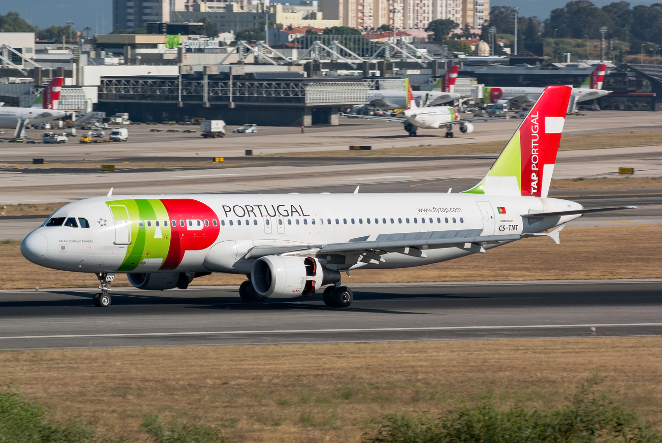 CS-TNT (4095) 2009 Airbus A320-214