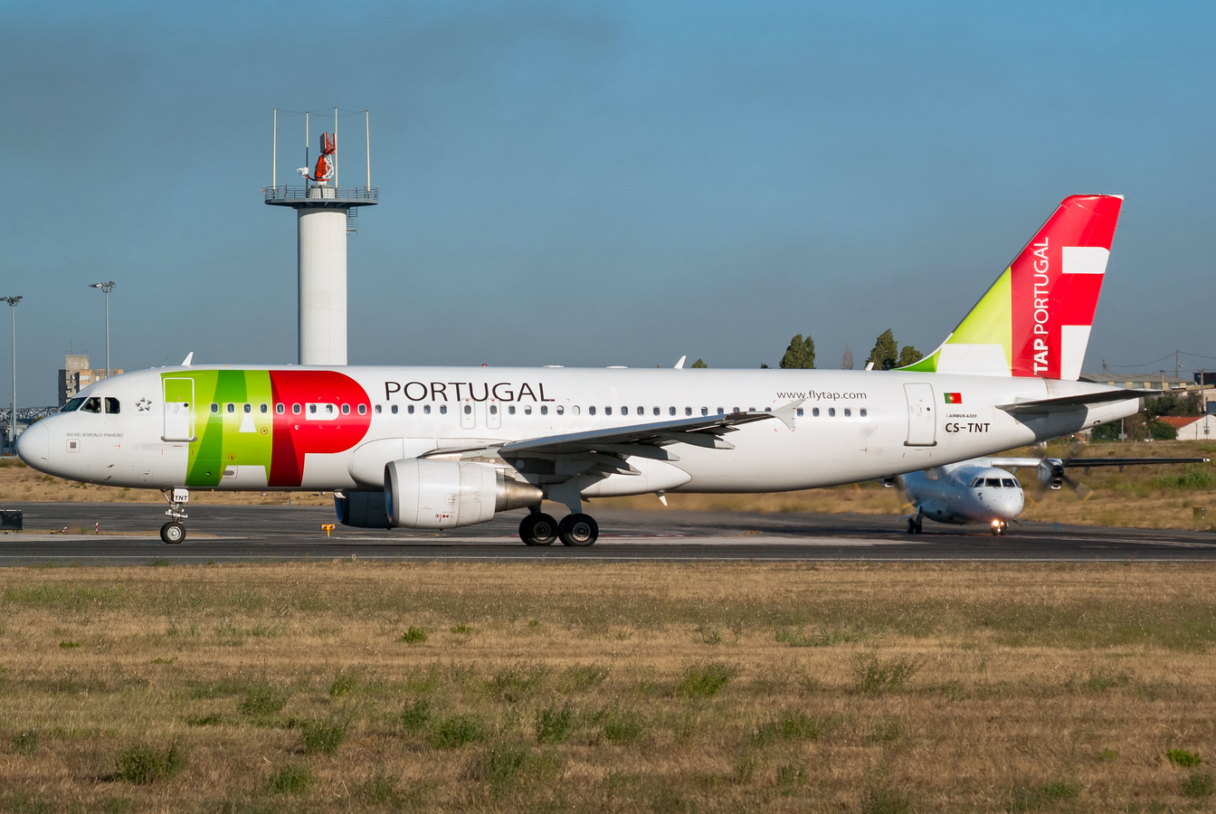 CS-TNT · Airbus A320-214 · (LIS / LPPT)