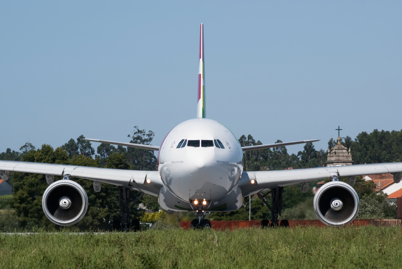 CS-TOE (305) 1999 Airbus A330-223