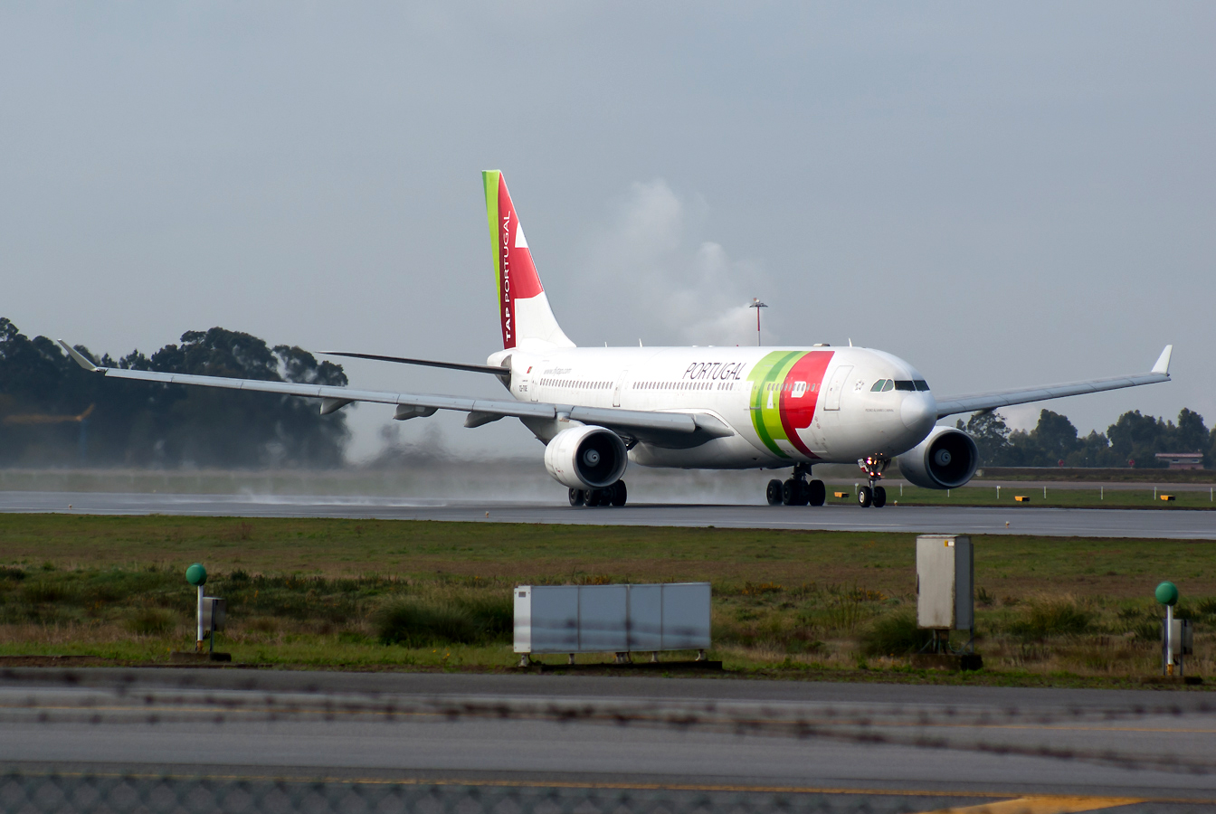 CS-TOE (305) 1999 Airbus A330-223