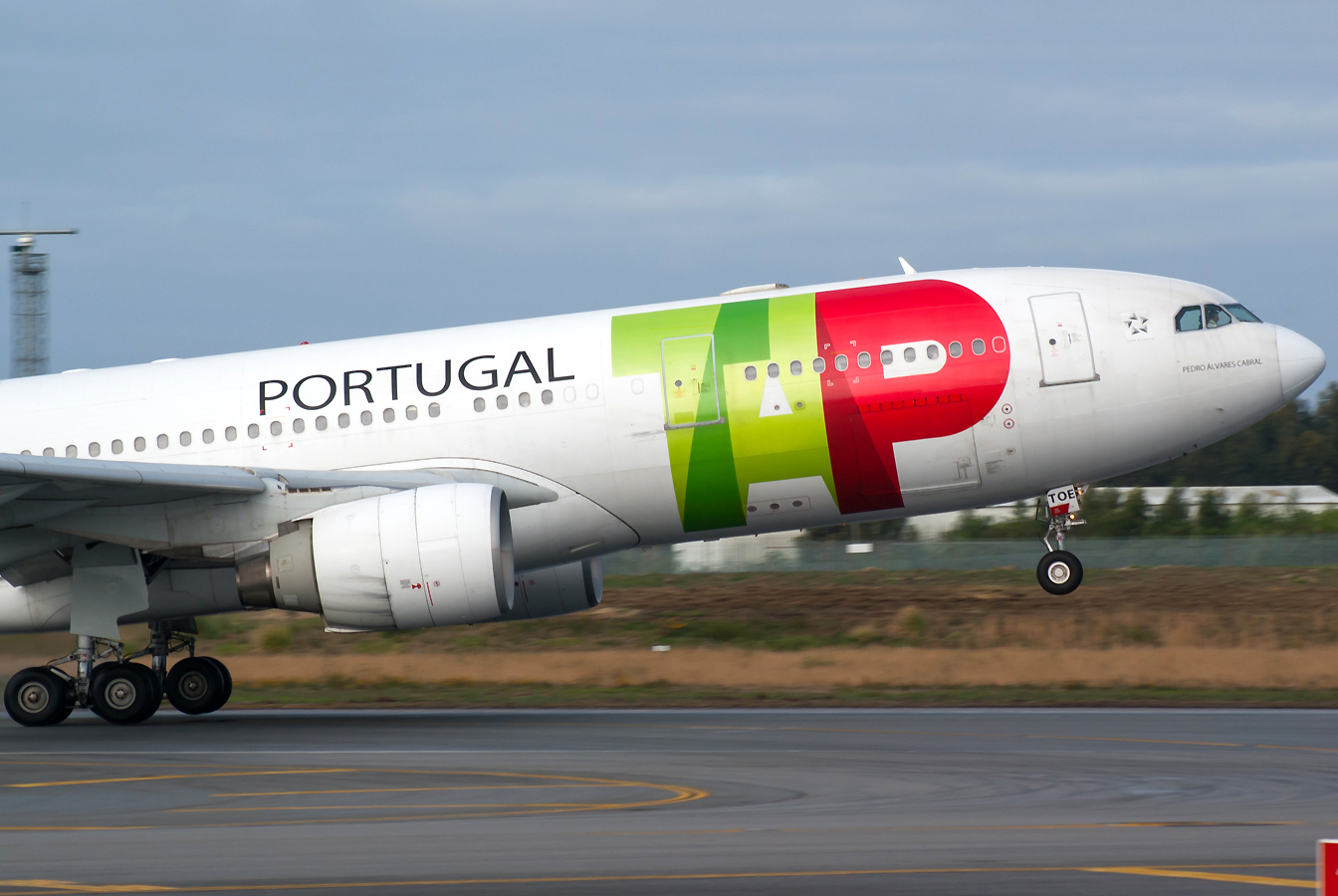 CS-TOE · Airbus A330-223 · (OPO / LPPR)