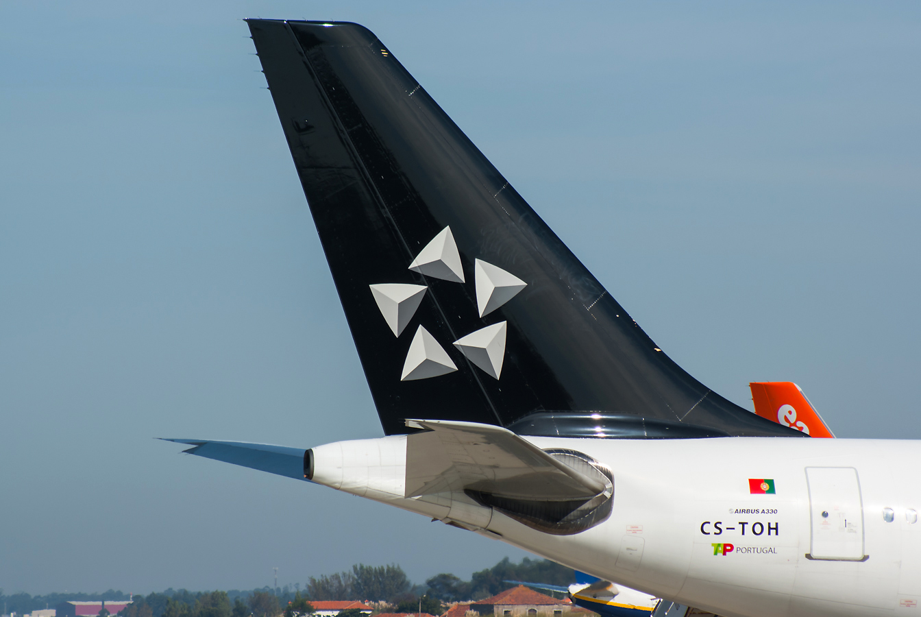 CS-TOH · Airbus A330-223 · (OPO / LPPR)