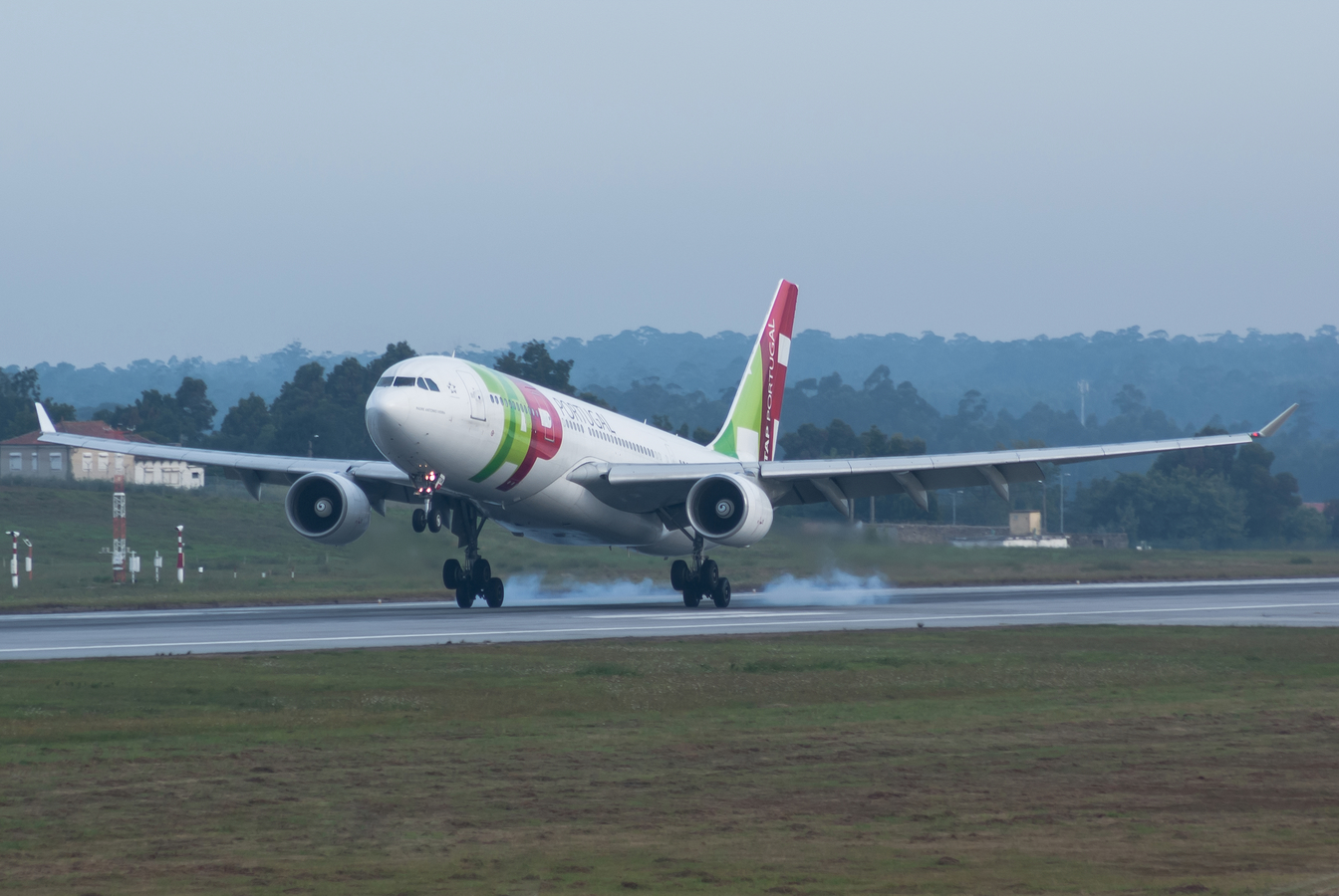 CS-TOK · Airbus A330-223 · (OPO / LPPR)