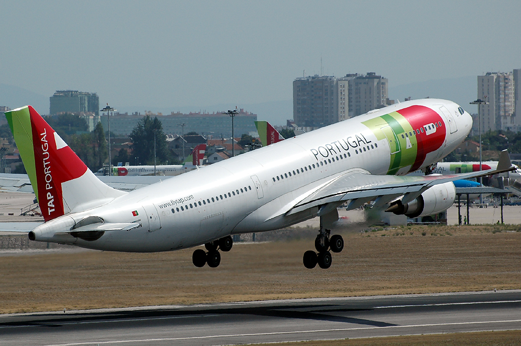 CS-TON · Airbus A330-202 · (LIS / LPPT)