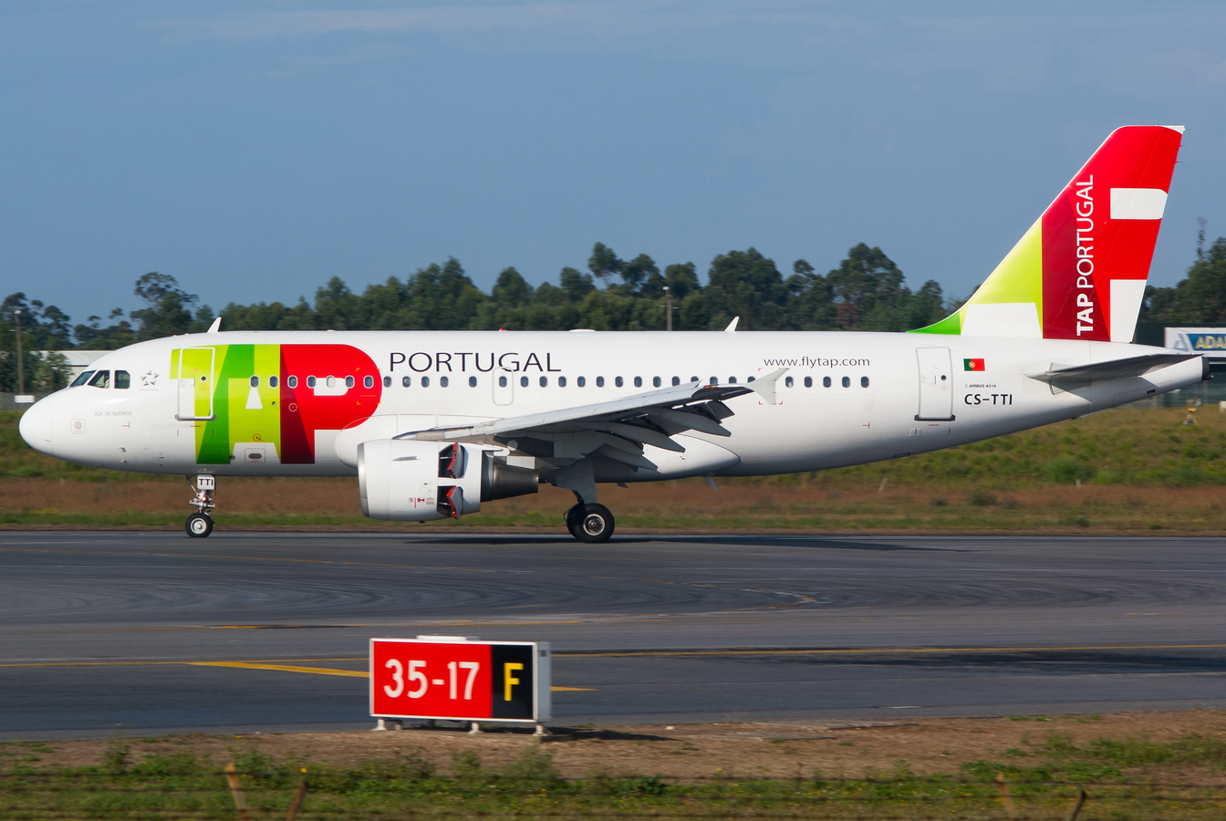 CS-TTI (933) 1998 Airbus A319-111