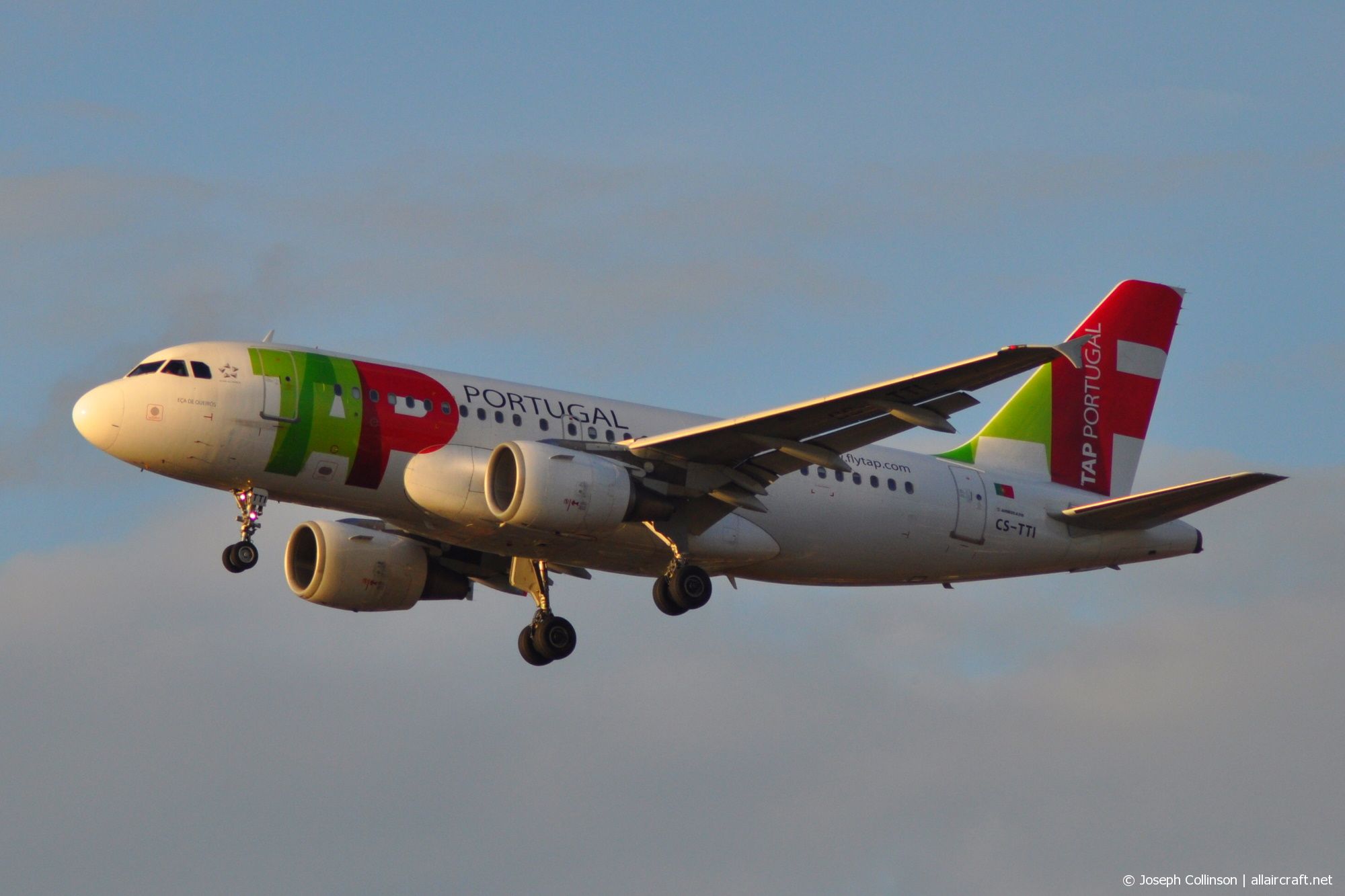 CS-TTI (933) 1998 Airbus A319-111