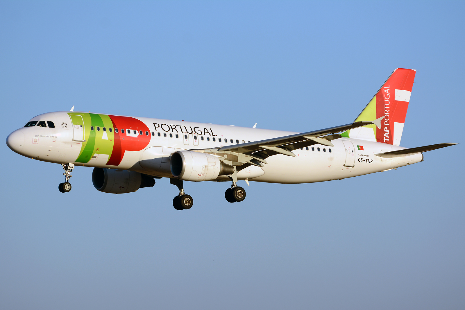 CS-TNR · Airbus A320-214 · (LIS / LPPT)