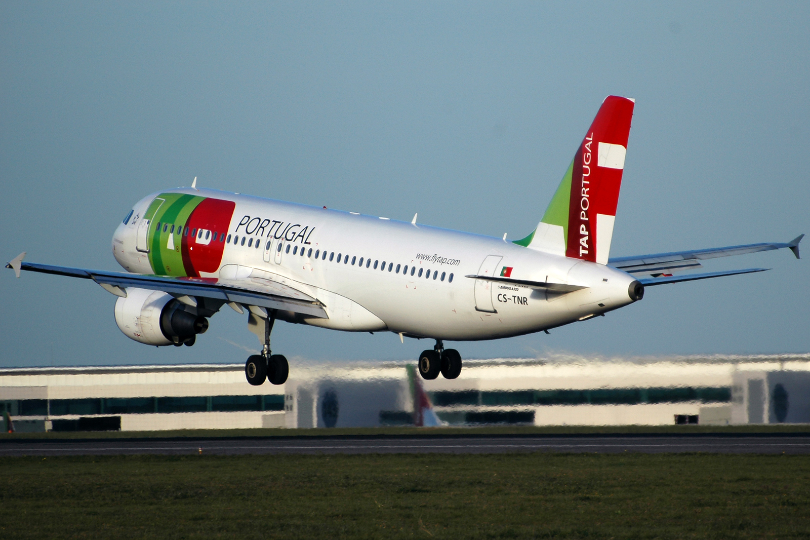 CS-TNR · Airbus A320-214 · (LIS / LPPT)