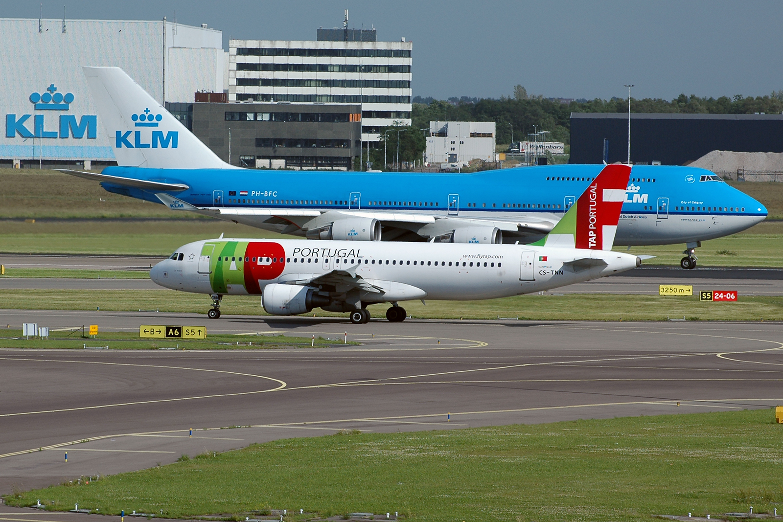 CS-TNN · Airbus A320-214 · (AMS / EHAM)