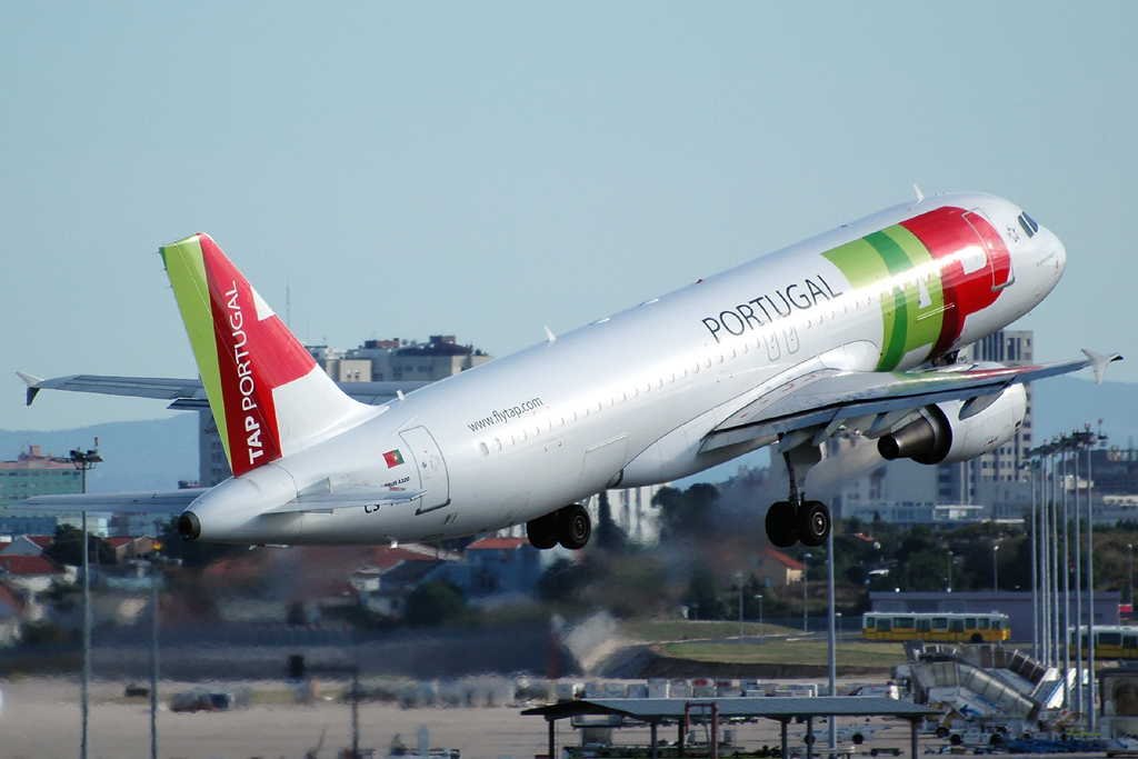 CS-TNS · Airbus A320-214 · (LIS / LPPT)