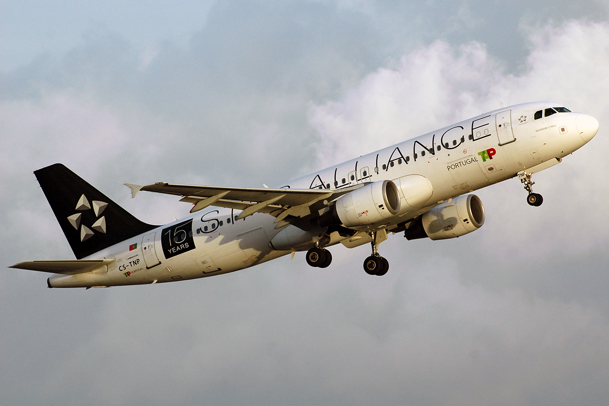 CS-TNP (2178) 2004 Airbus A320-214