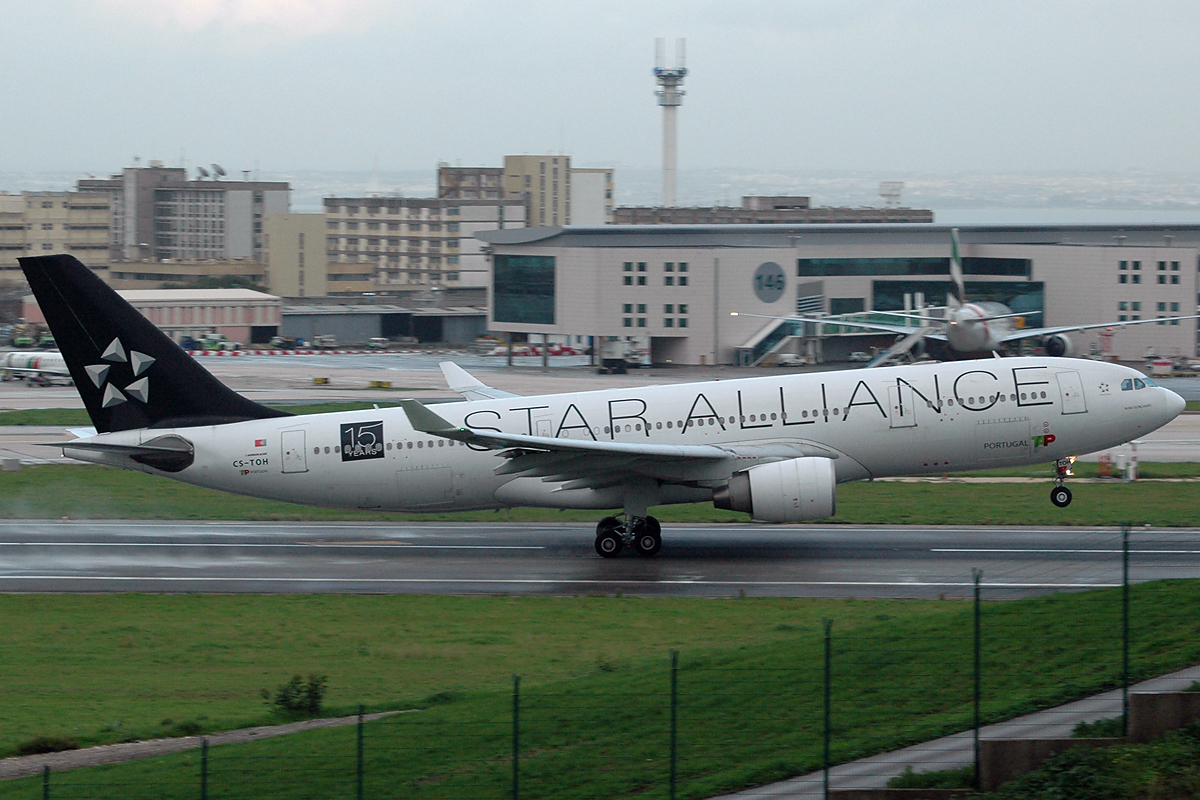 CS-TOH · Airbus A330-223 · (LIS / LPPT)