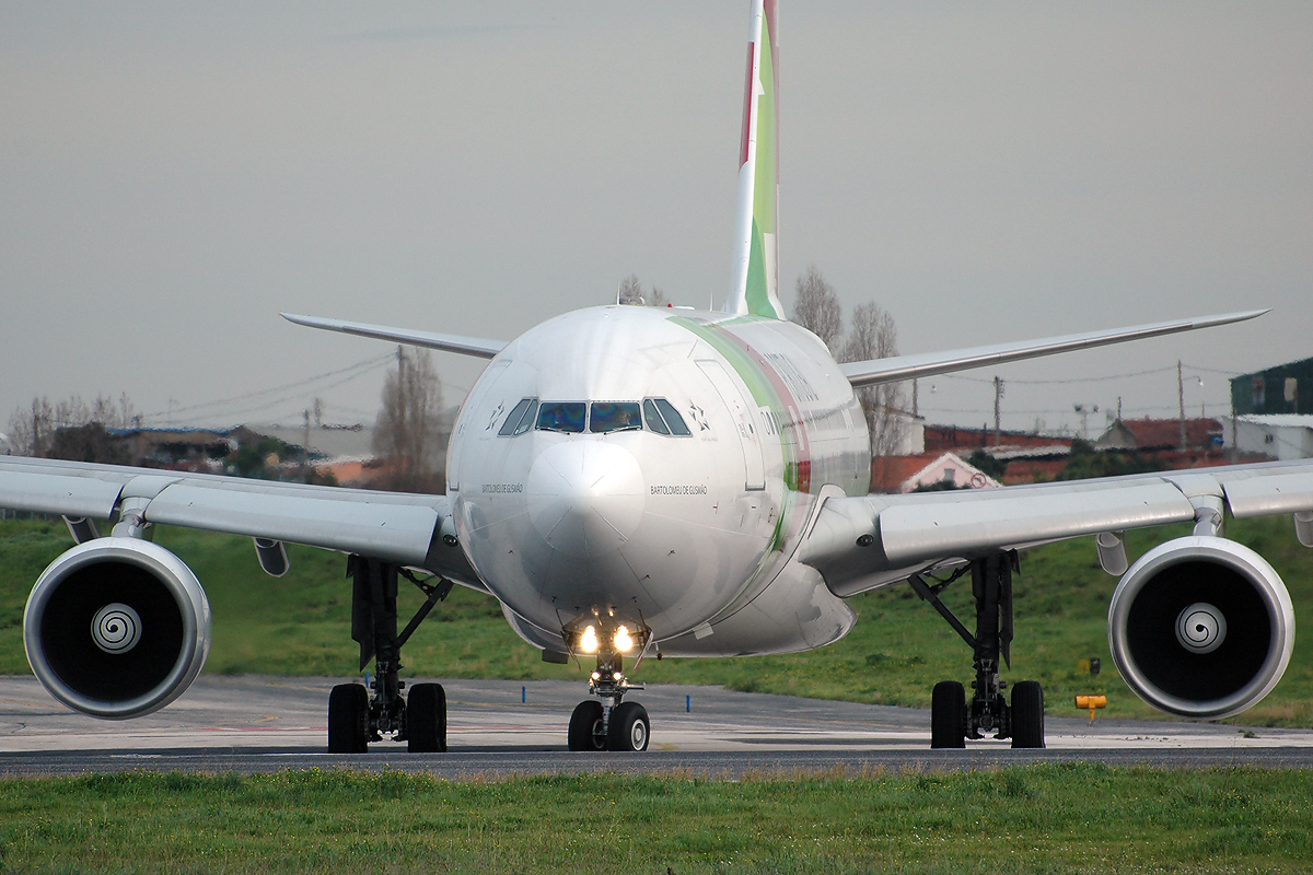 CS-TOG · Airbus A330-223 · (LIS / LPPT)