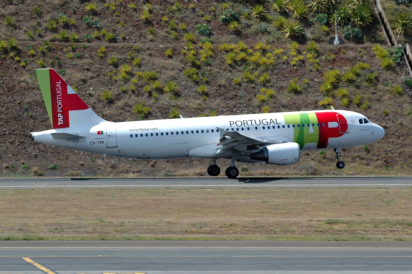 CS-TNI · Airbus A320-214 · (FNC / LPMA)