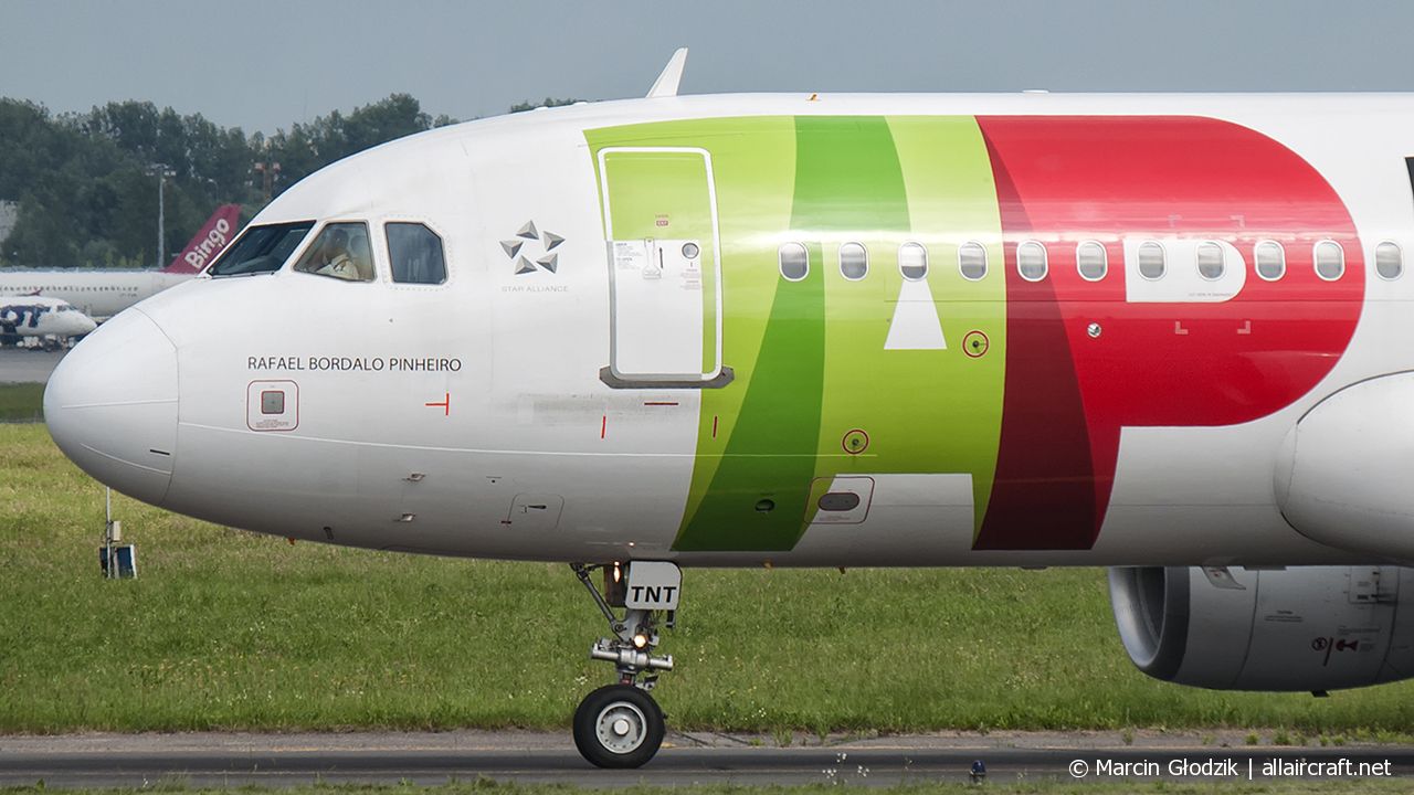 CS-TNT (4095) 2009 Airbus A320-214