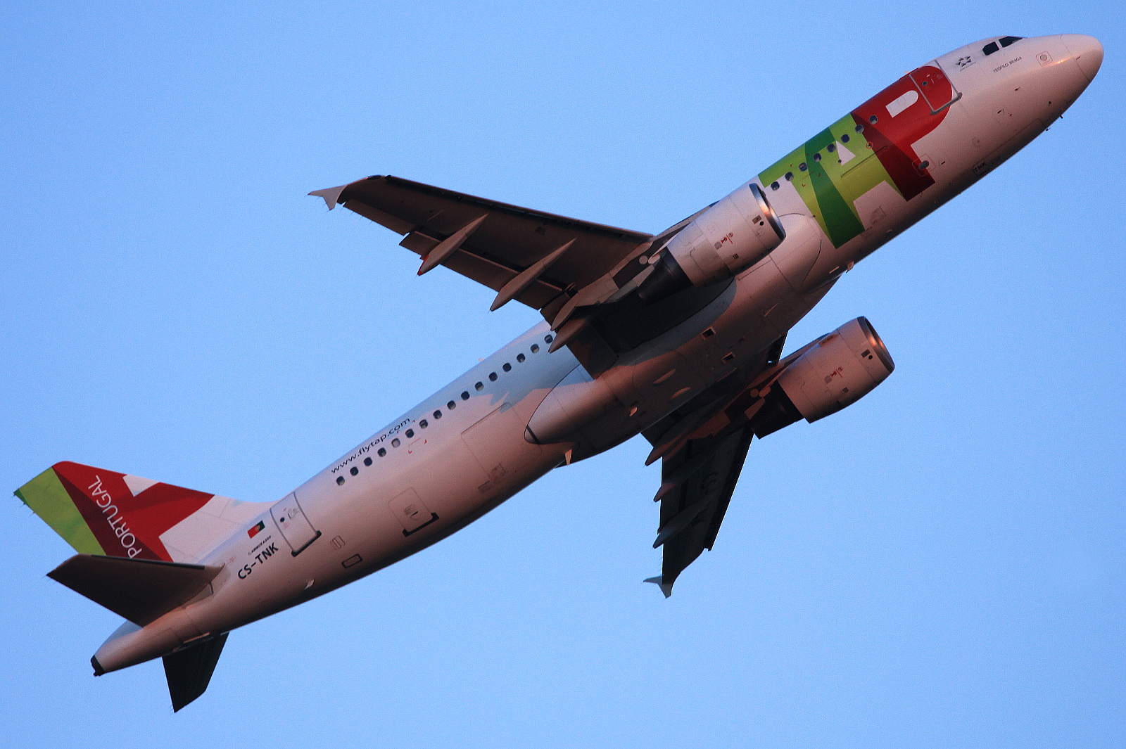 CS-TNK · Airbus A320-214 · (FCO / LIRF)