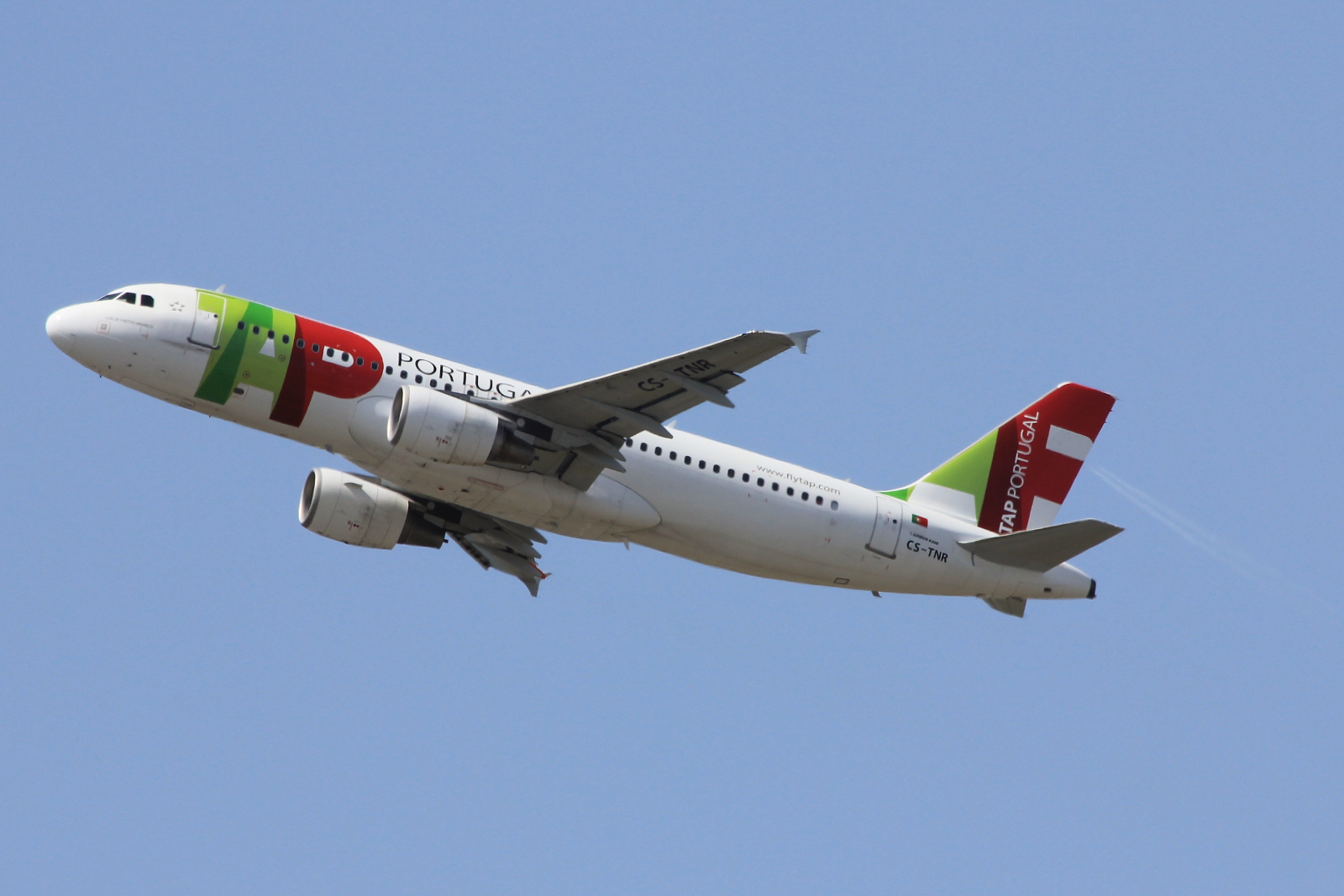 CS-TNR · Airbus A320-214 · (LIS / LPPT)