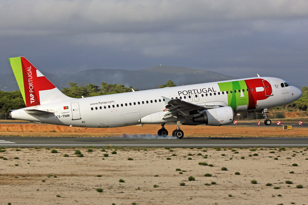 CS-TNM · Airbus A320-214 · (FAO / LPFR)