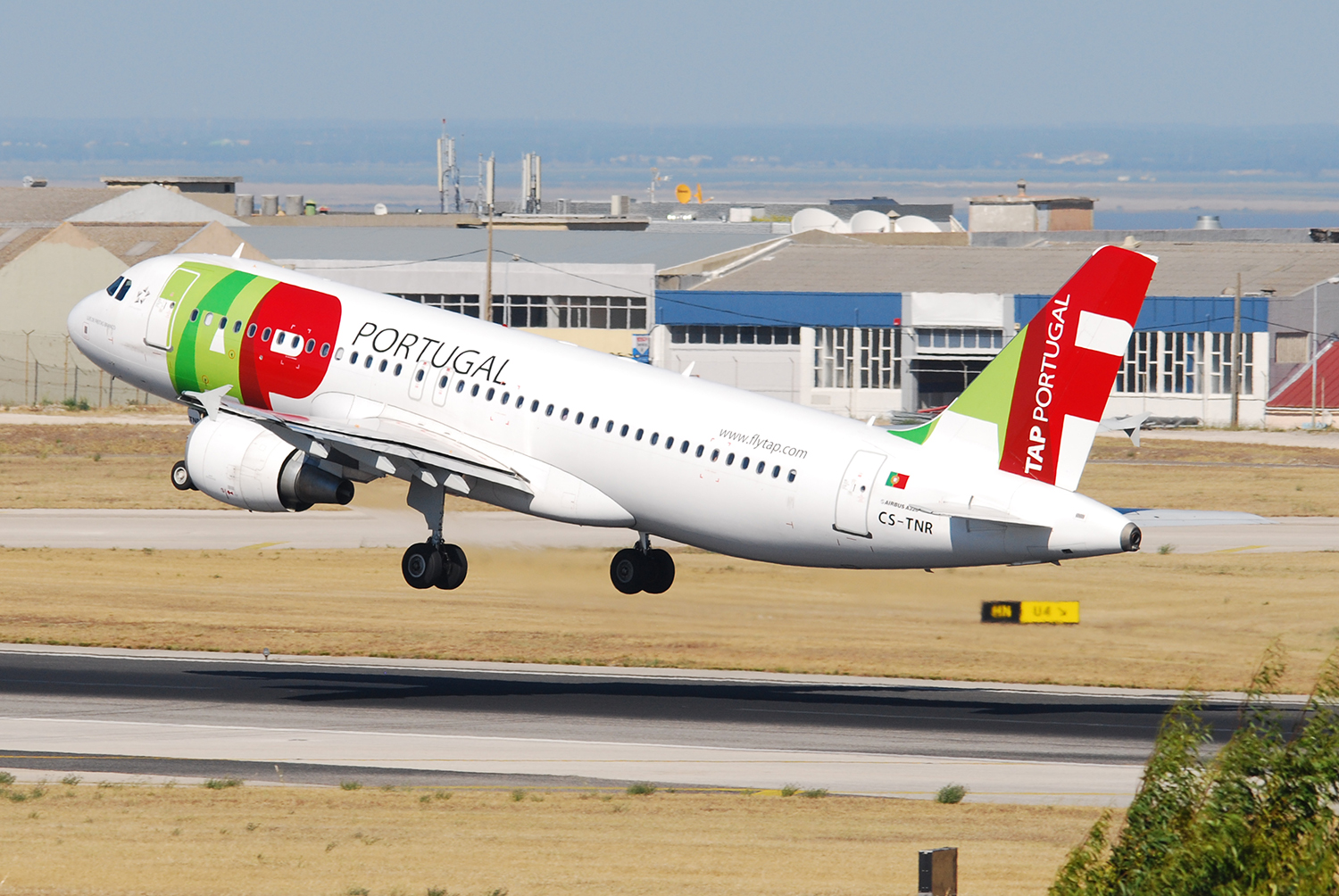 CS-TNR · Airbus A320-214 · (LIS / LPPT)