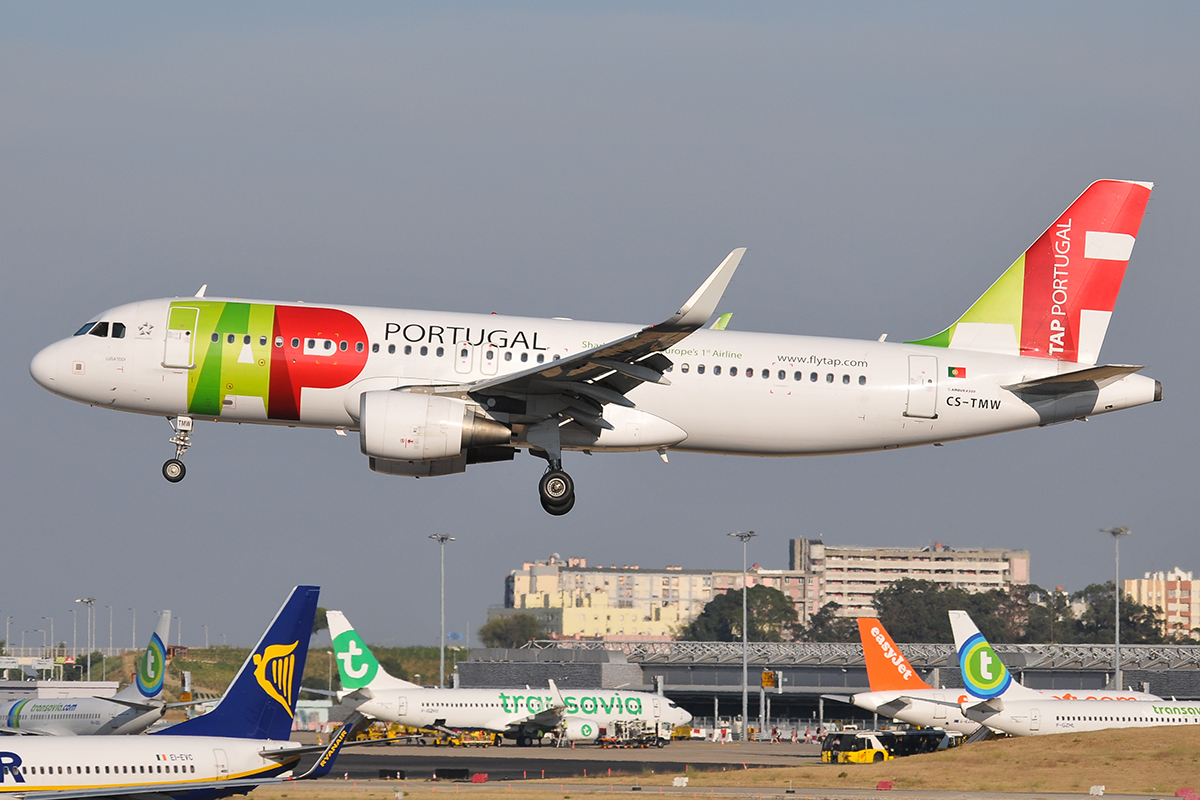 CS-TMW (1667) 2001 Airbus A320-214(WL)
