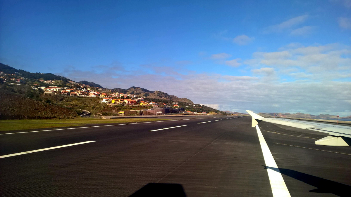 CS-TNH · Airbus A320-214 · (FNC / LPMA)