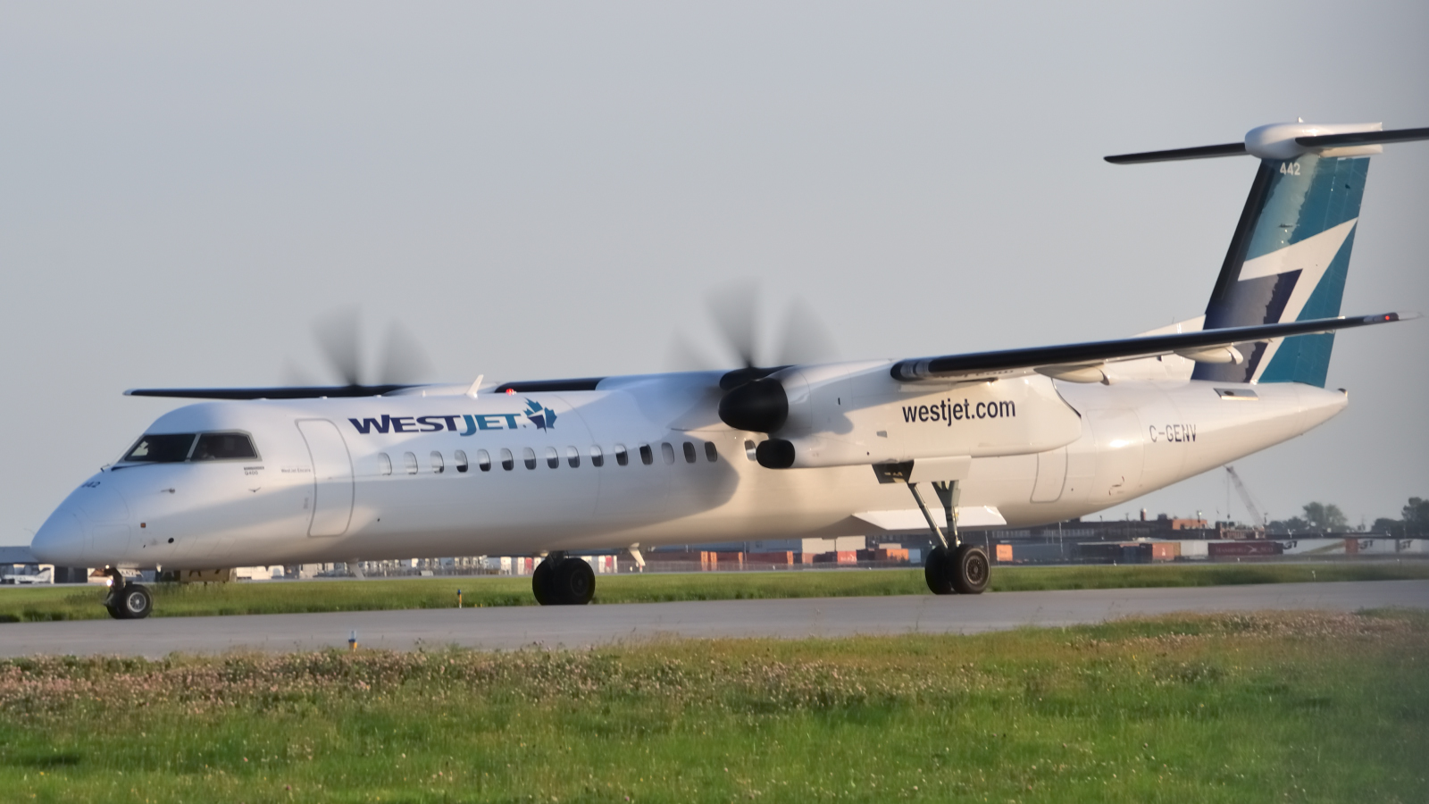 C-GENV (4556) 2017 Bombardier Dash 8-Q402