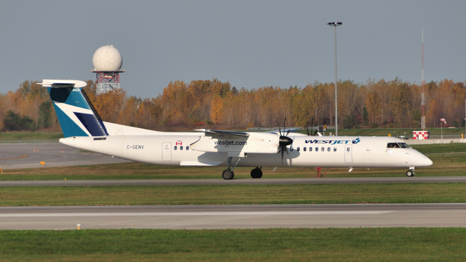 C-GENV (4556) 2017 Bombardier Dash 8-Q402