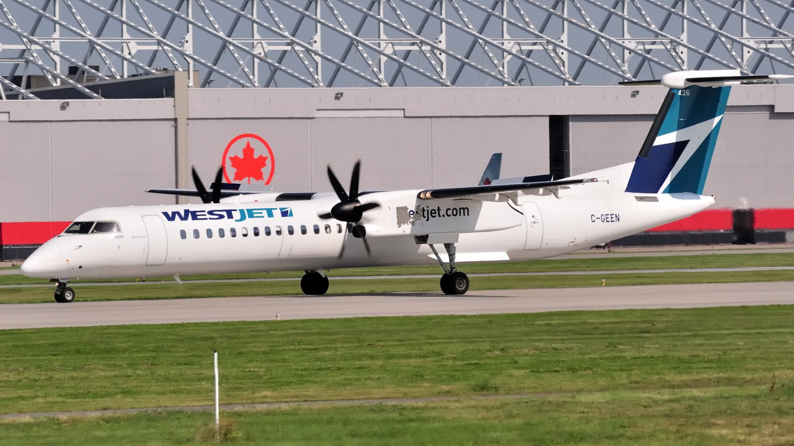 C-GEEN · Bombardier Dash 8-Q402 · (YUL / CYUL)
