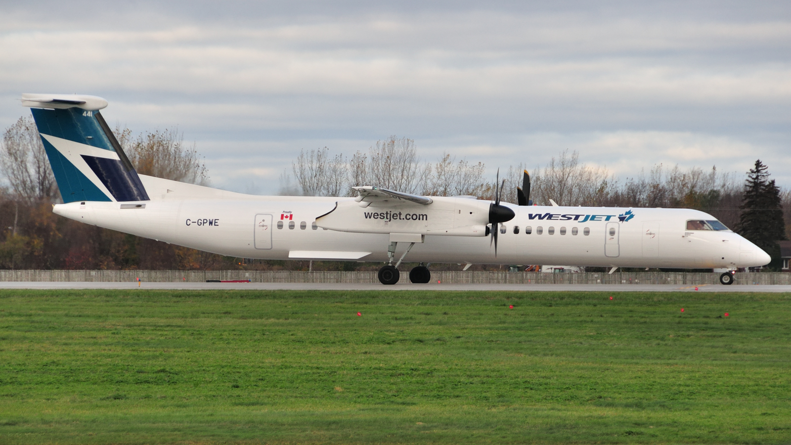 C-GPWE (4552) 2017 Bombardier Dash 8-Q402