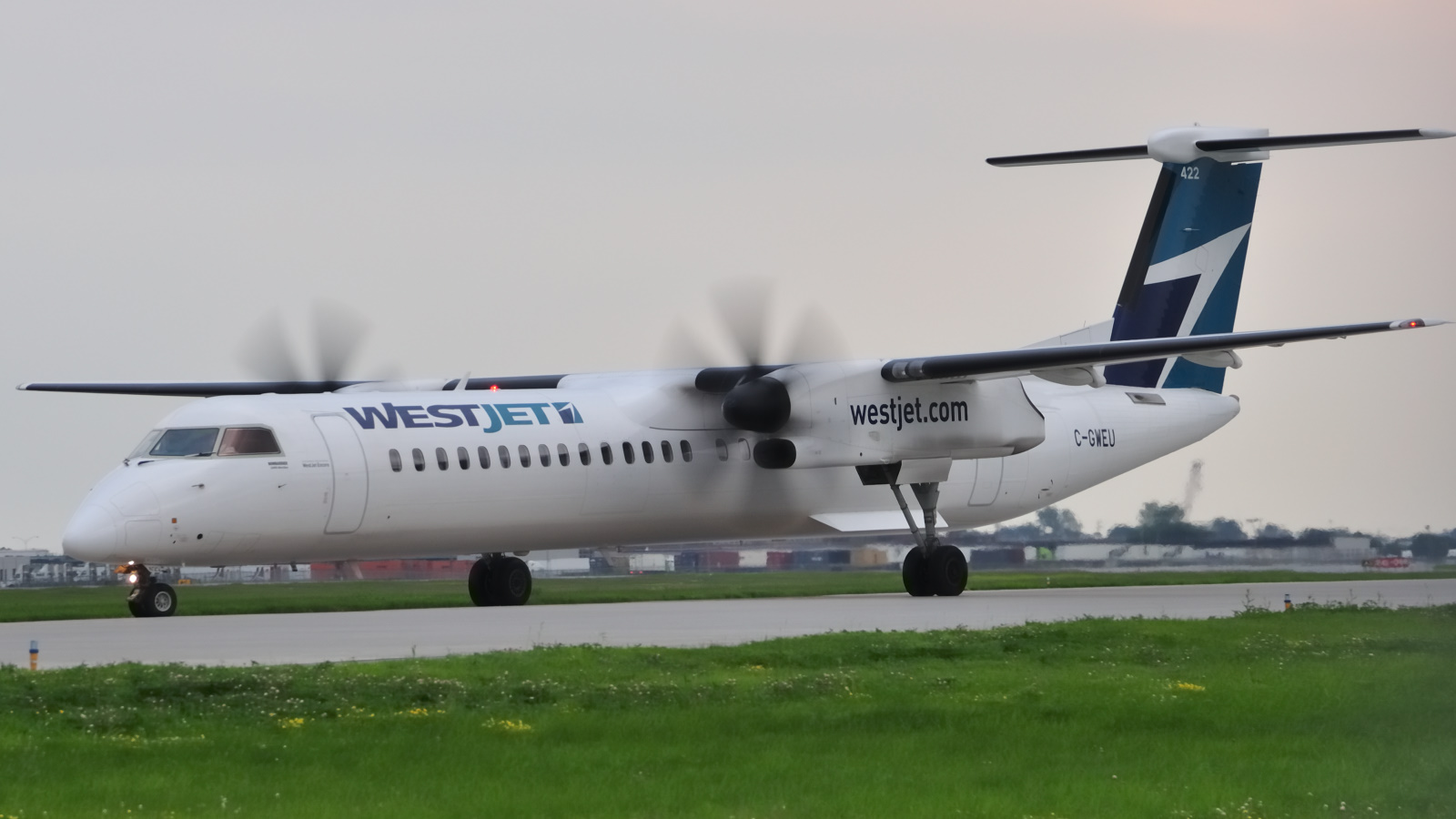 C-GWEU · Bombardier Dash 8-Q402 · (YUL / CYUL)