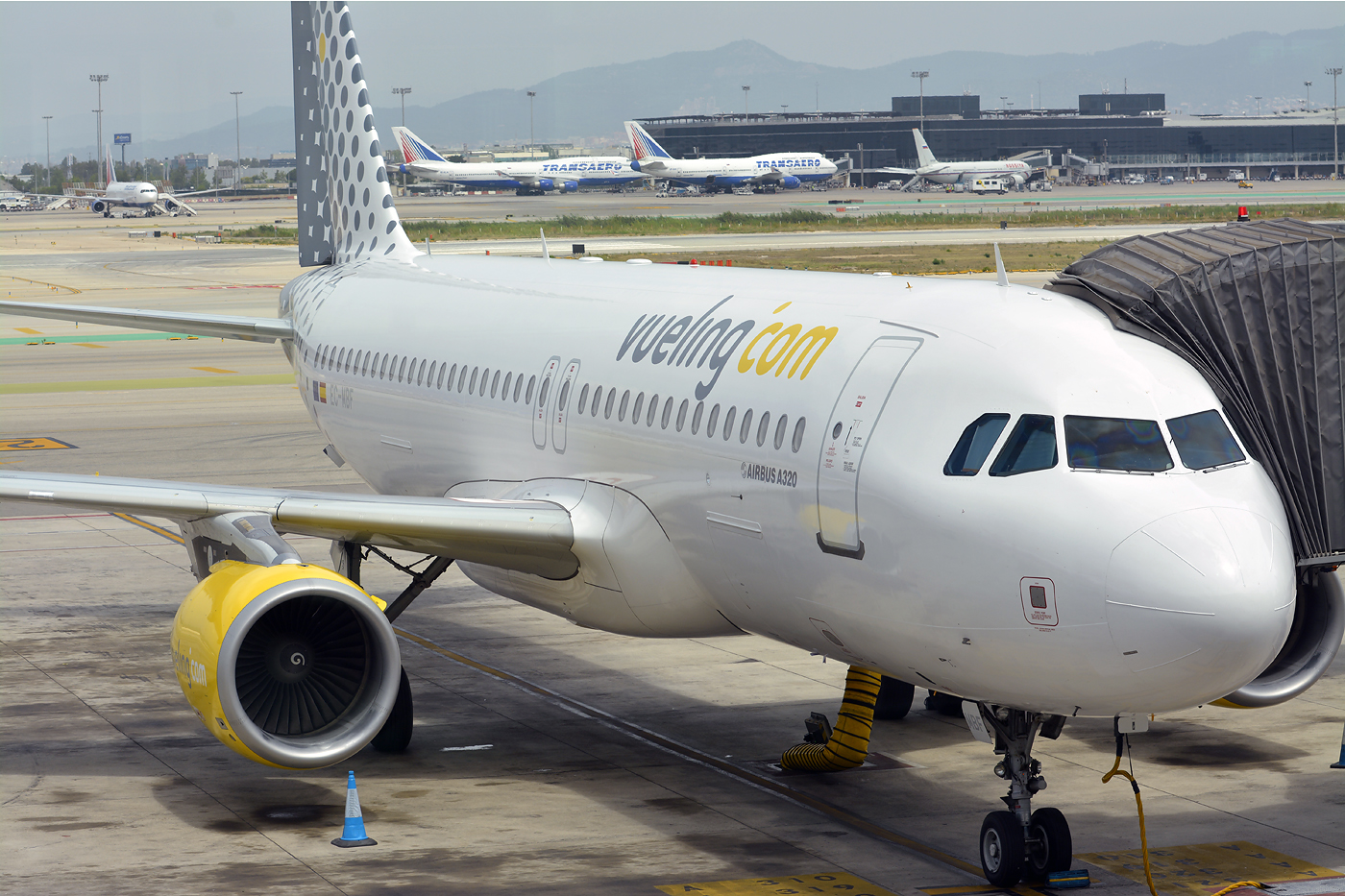 EC-MBF · Airbus A320-214 · (BCN / LEBL)
