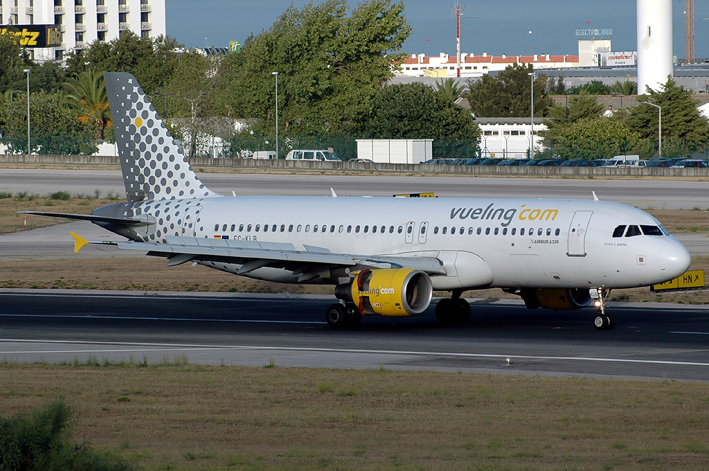 EC-KLB · Airbus A320-214 · (LIS / LPPT)
