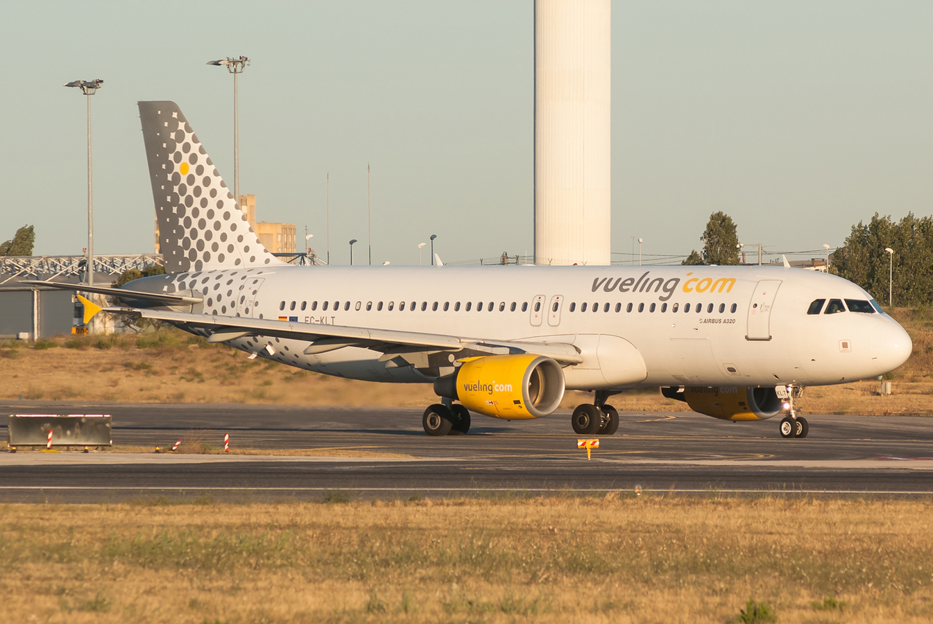 EC-KLT · Airbus A320-216 · (LIS / LPPT)