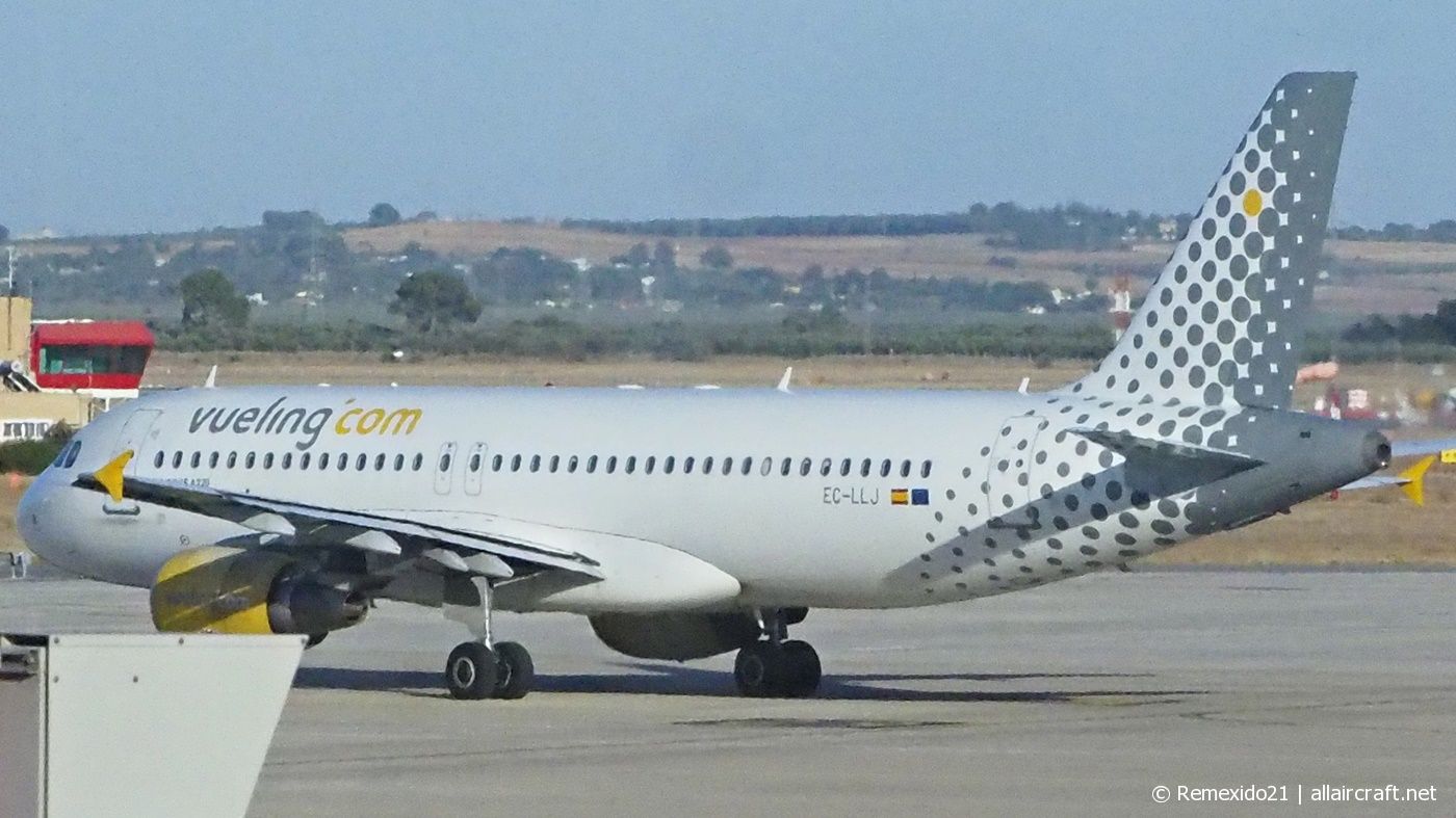 EC-LLJ · Airbus A320-216 · (SVQ / LEZL)