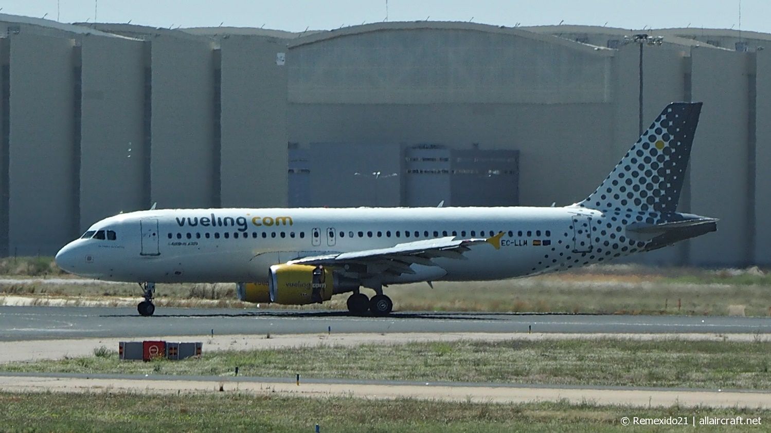 EC-LLM · Airbus A320-214 · (SVQ / LEZL)