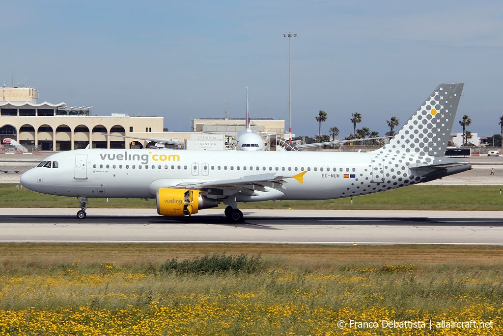 EC-MUM · Airbus A320-214 · (MLA / LMML)
