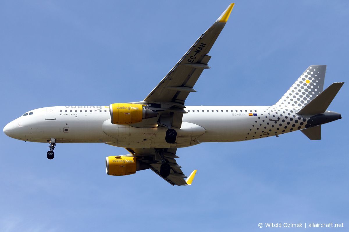 EC-MAH · Airbus A320-214(WL) · (FCO / LIRF)