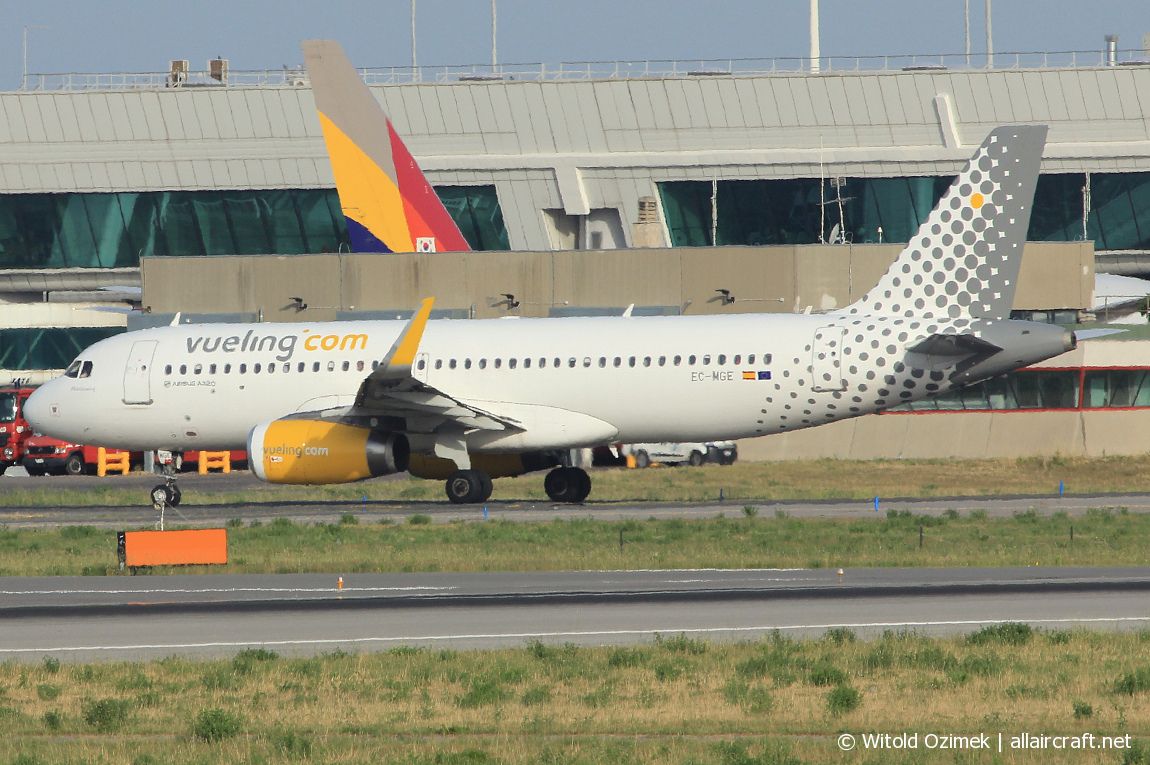 EC-MGE (6607) 2015 Airbus A320-232(WL)
