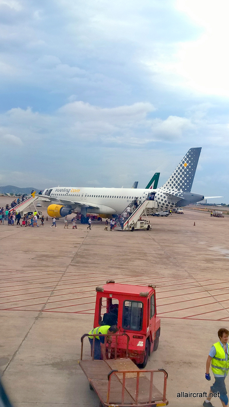 EC-LML · Airbus A320-214 · (IBZ / LEIB)
