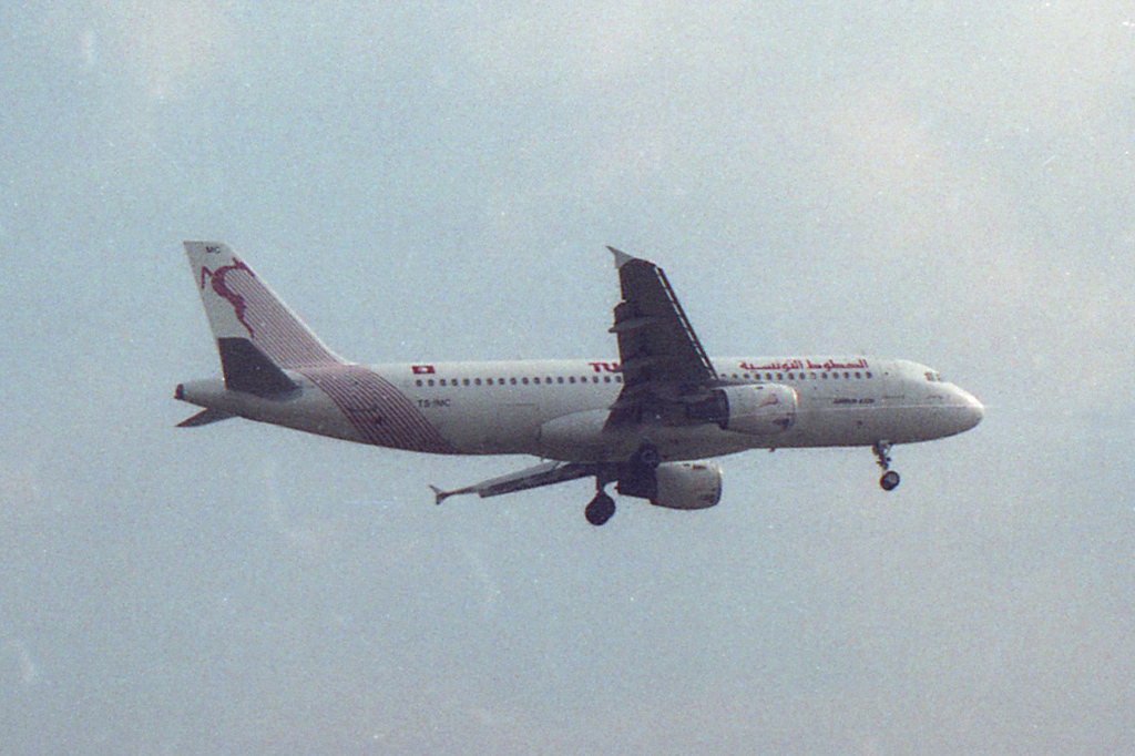 TS-IMC · Airbus A320-211 · (LHR / EGLL)