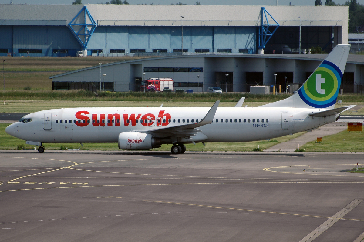 PH-HZK (30390) 2000 Boeing 737-8K2(WL)
