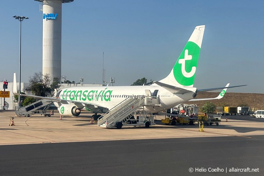 PH-HZG (28379) 2000 Boeing 737-8K2(WL)