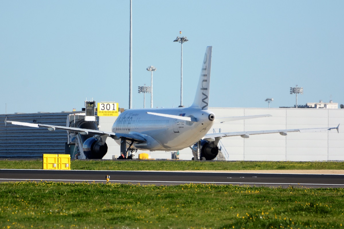 CS-TRO (548) 1995 Airbus A320-214