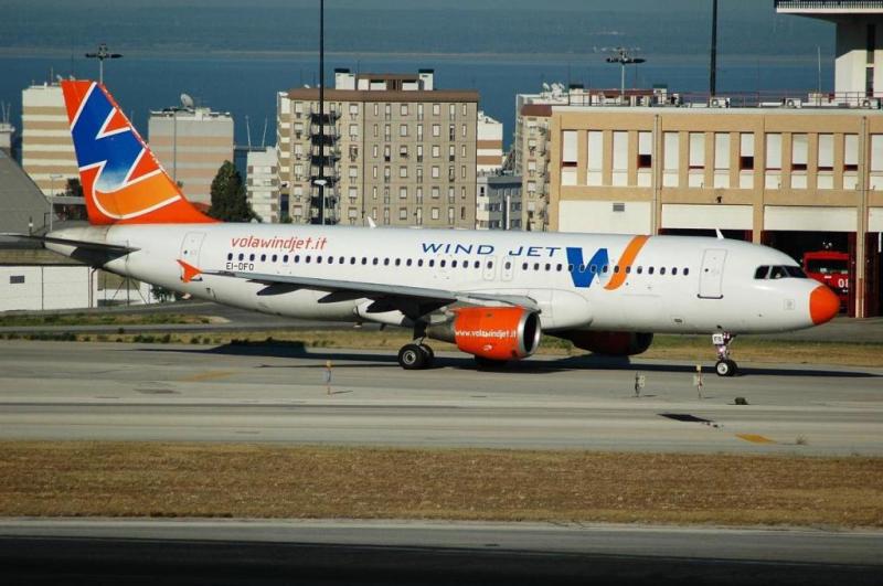 EI-DFO (371) 1992 Airbus A320-211