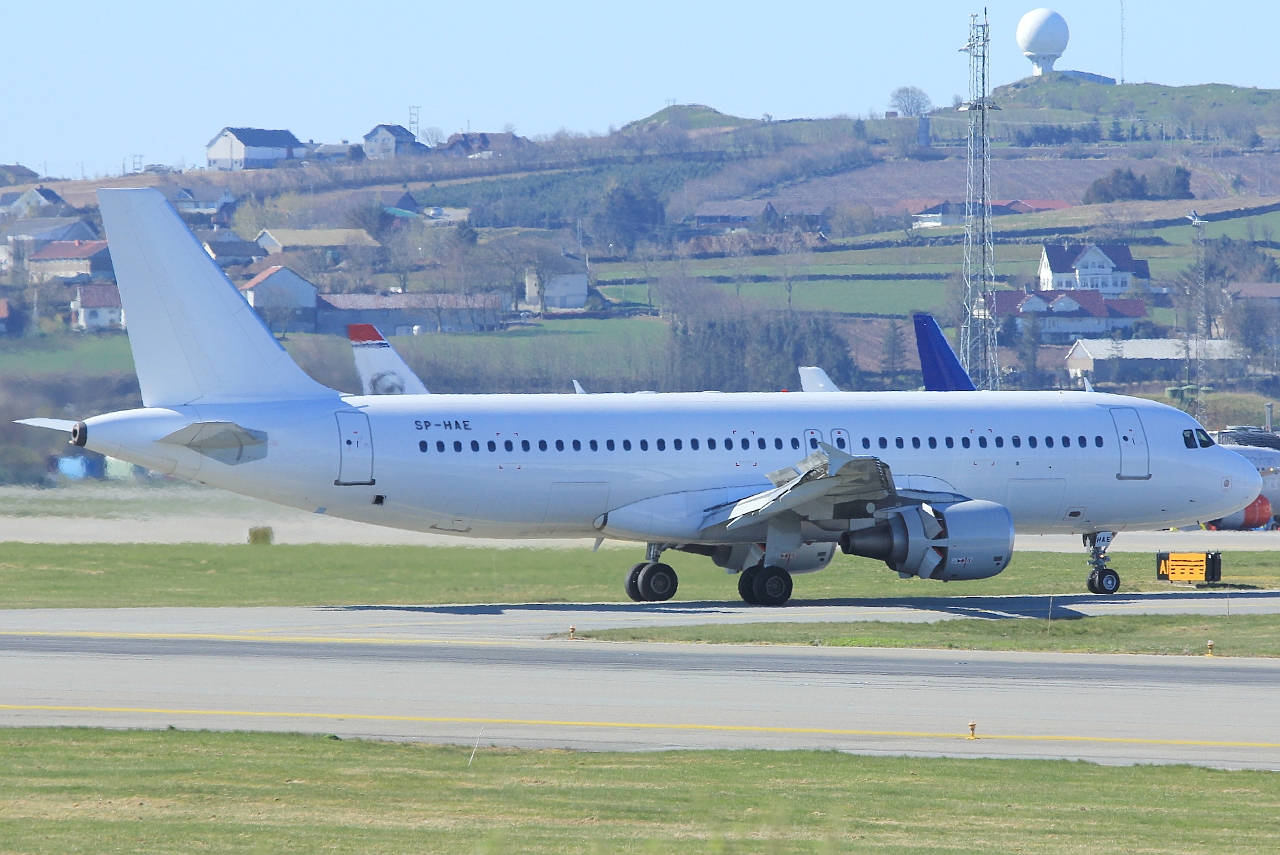 SP-HAE (883) 1998 Airbus A320-214