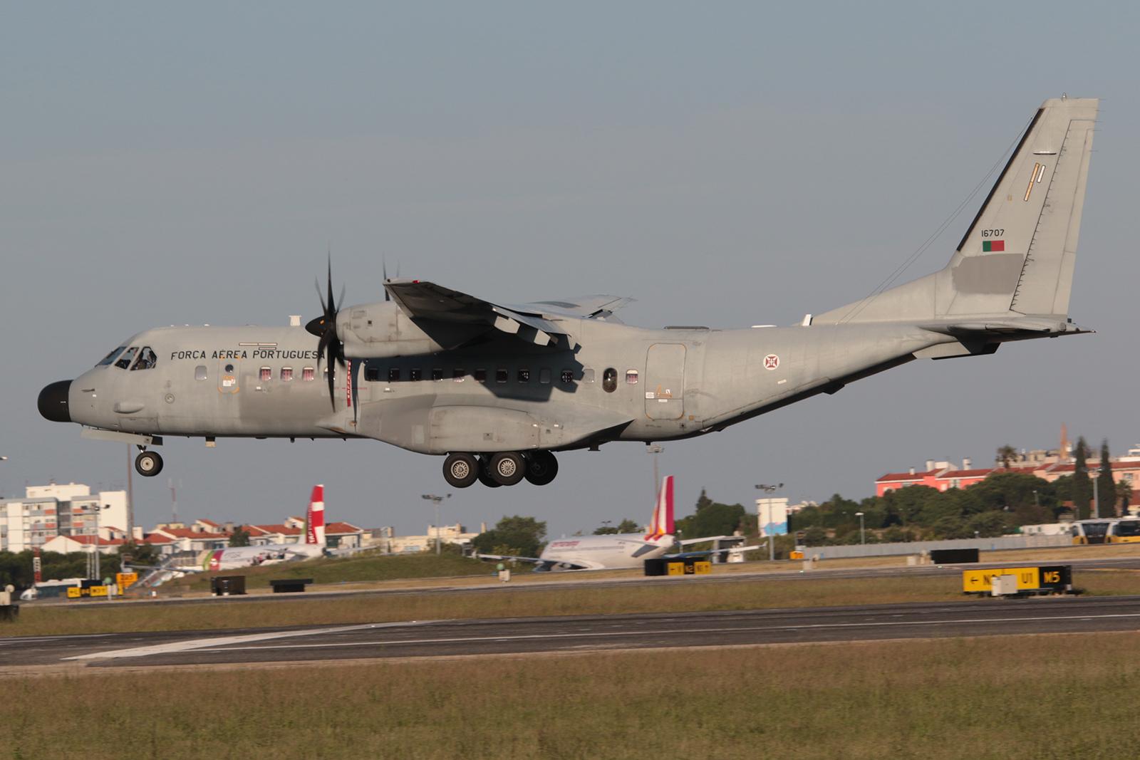 16707 · CASA C-295M · (LIS / LPPT)