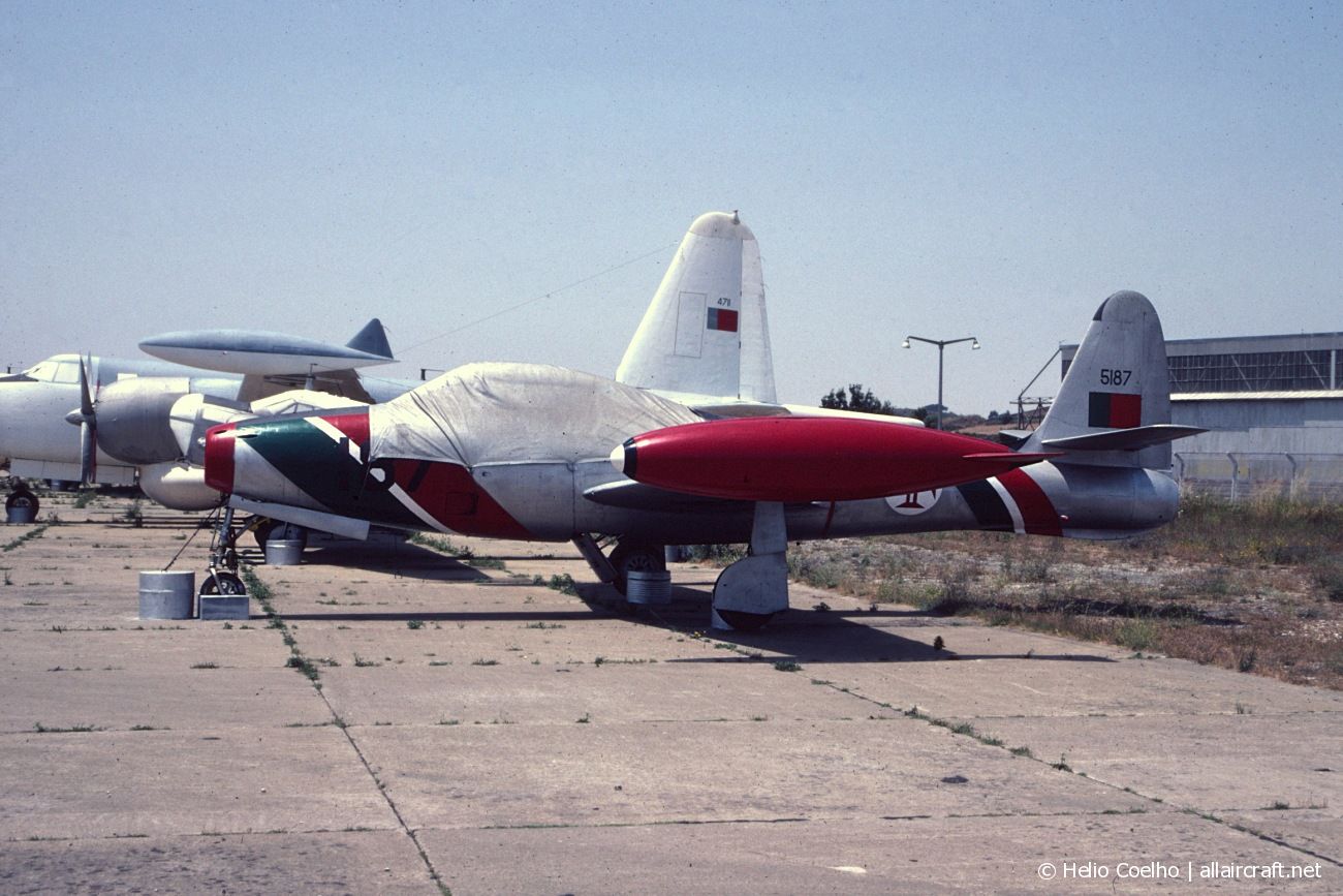 5187 (2042-381B) 1951 Republic F-84G Thunderjet